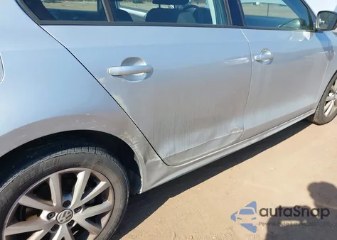 2015 Volkswagen Jetta 1.8T Se z USA, uszkodzony, nr VIN 3VWD17AJXFM252534